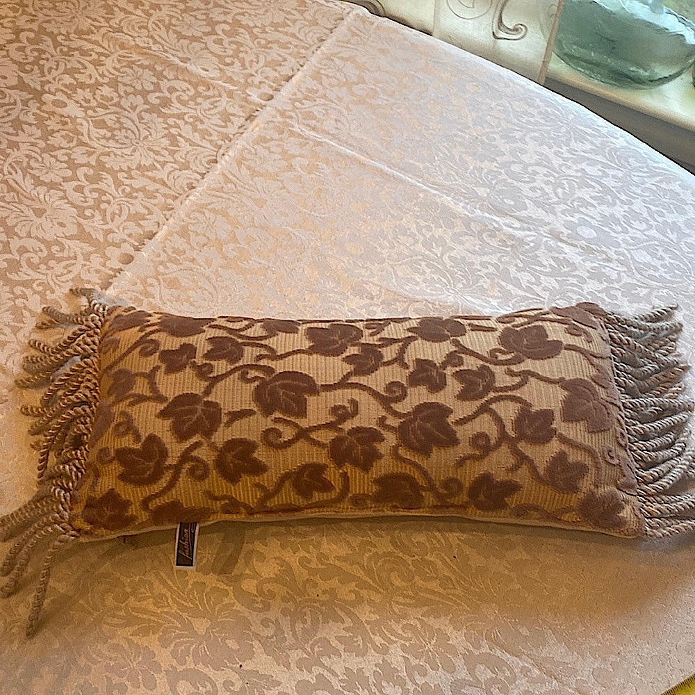 Vintage accent pillow - Picture 2 of 7